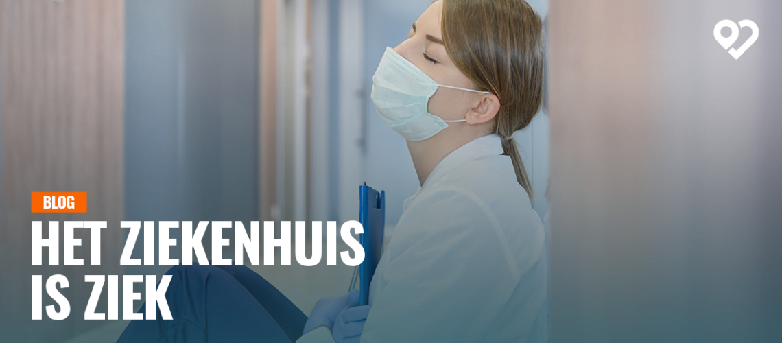 Blog 'Het ziekenhuis is ziek' (afbeelding van zorgpersoneel dat uitgeput op de grond zit in de gang van het ziekenhuis)